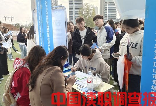 平顶山高新区人力资源管理局： 凤栖梧桐强服务  就业创业促发展(图2)