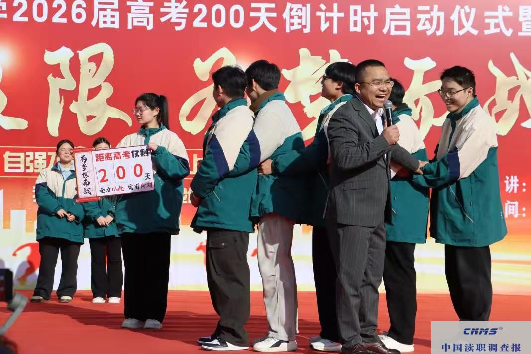 鲁山县育英高中举行励志报告会(图8) 2bfcc7bcc1972e8fe1752bf2b255b9a6.jpg