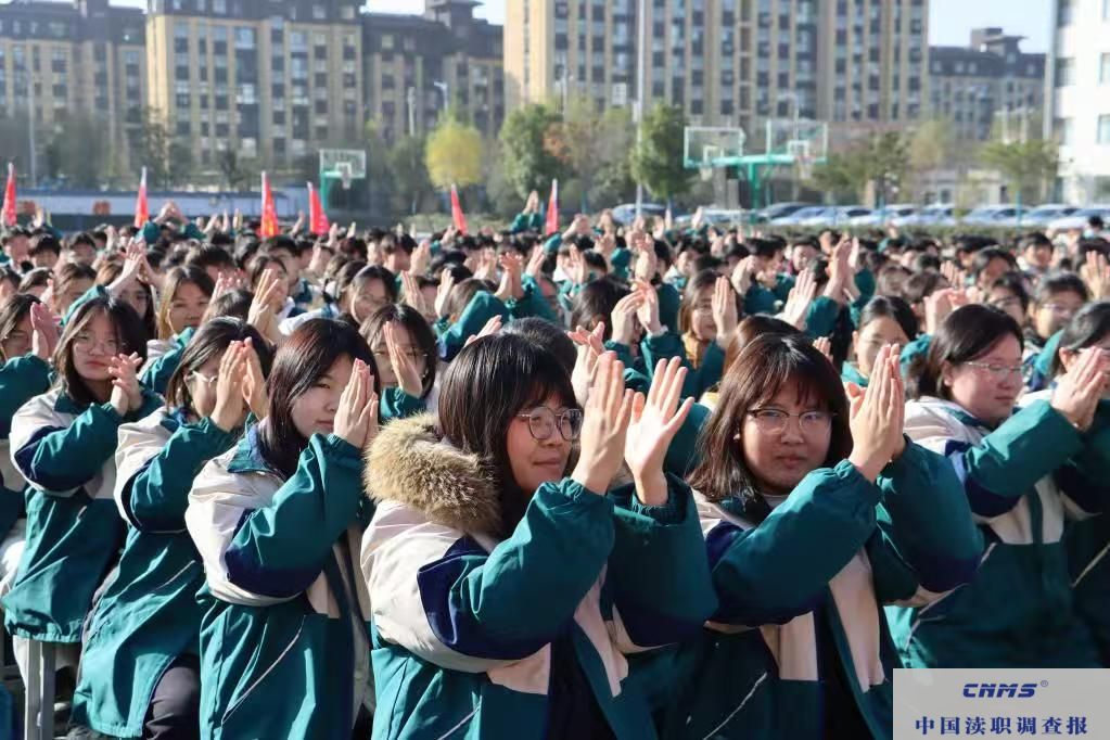 鲁山县育英高中举行励志报告会(图9) 3c9b0059e941d168f6a08d0519f2b70f.jpg