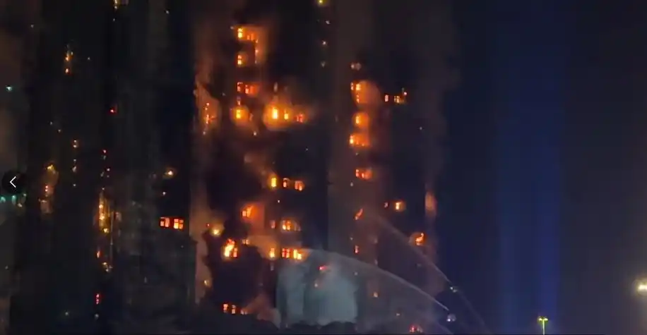 香港宏福苑发生五级火灾︳李家超极度关注火灾救援并发声哀悼(图2) 香港宏福苑发生五级火灾︳李家超极度关注火灾救援并发声哀悼(图2)