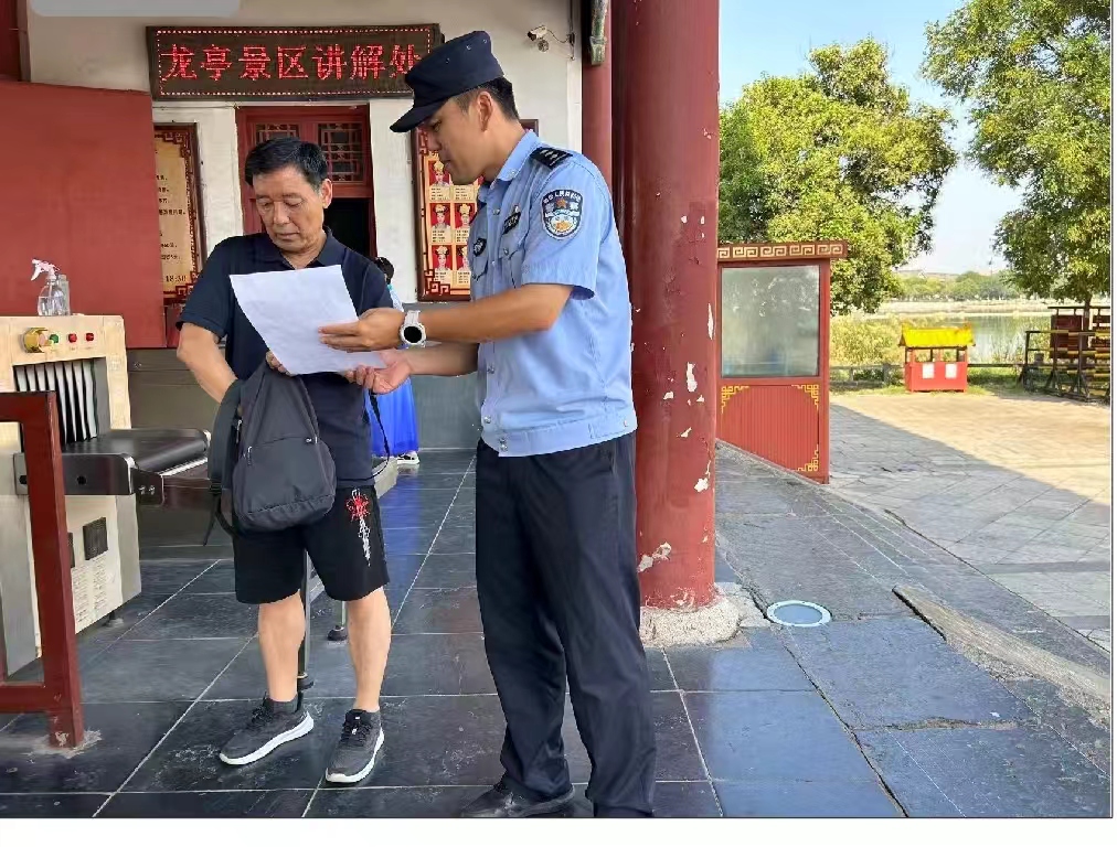 【中国渎职调查报】】开封市公安局龙亭分局午朝门派出所民辅警积极开展打击整治网络谣言宣传活动 (图2)