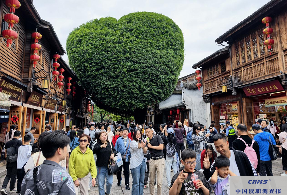 学习政绩观(图2) 2026年5月5日,游客在福州三坊七巷参观游玩。