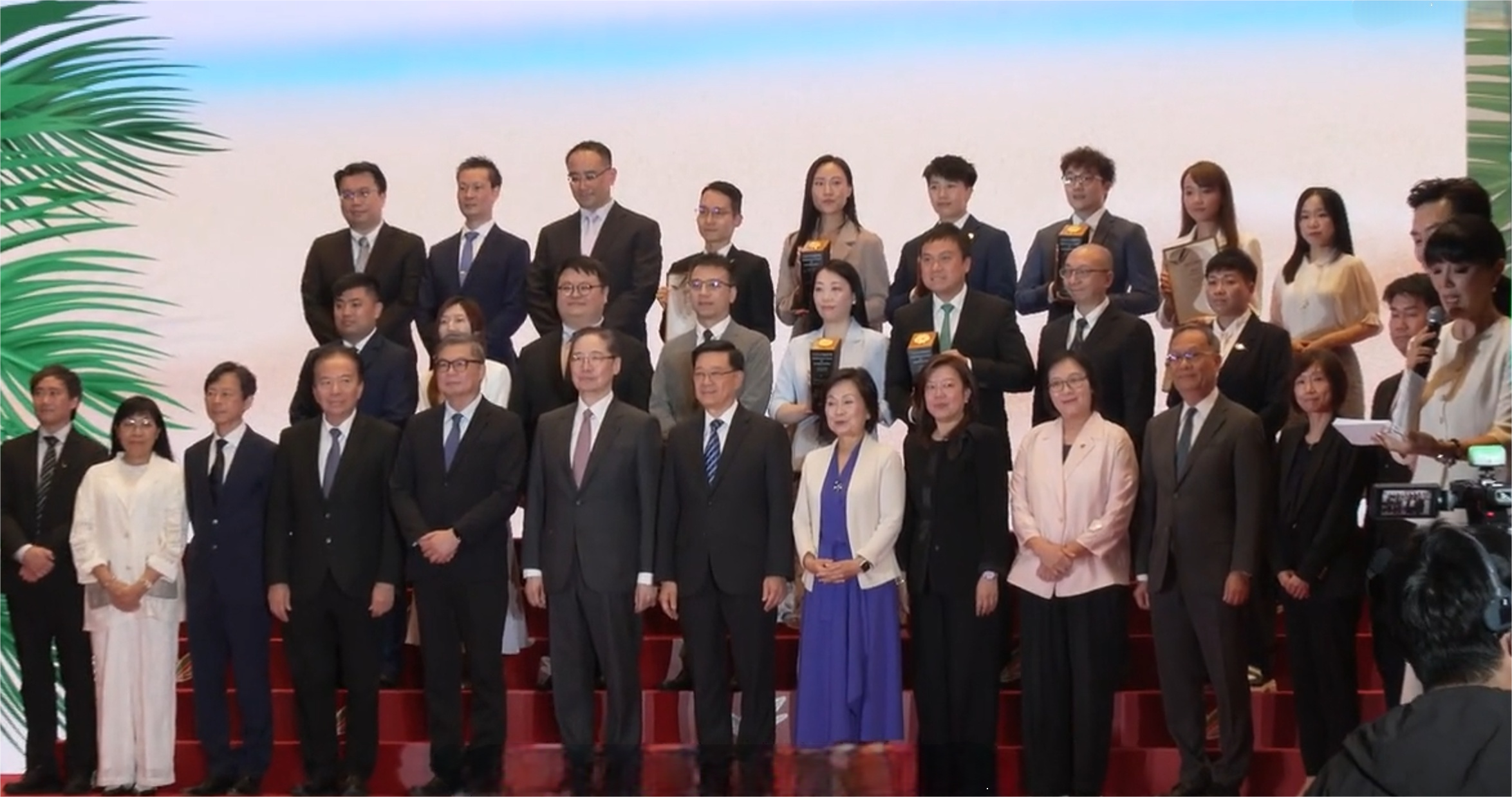 李家超颁授行政长官卓越教学奖(图2) 屏幕截图 2026-07-04 081216(1)(1).png