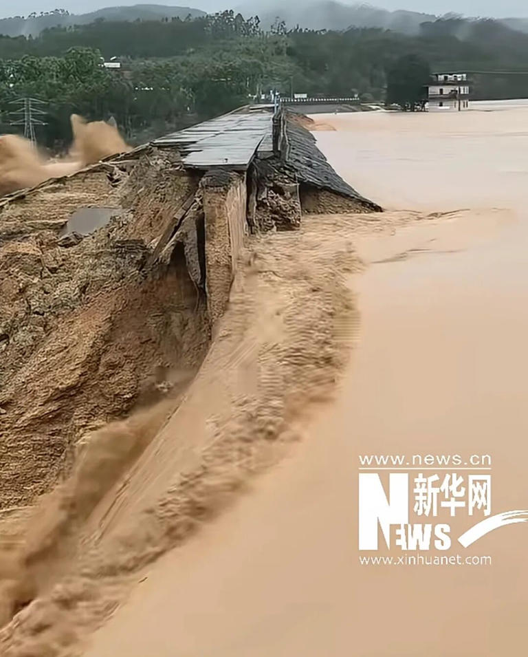 广西遭遇强降雨 横州六蓝发生溃堤(图1) 广西横州六蓝水库现重大险情,紧邻水库的村民:不到半小时整个村都被淹了,有多栋房屋被冲垮,大部分人已及时转移至山上