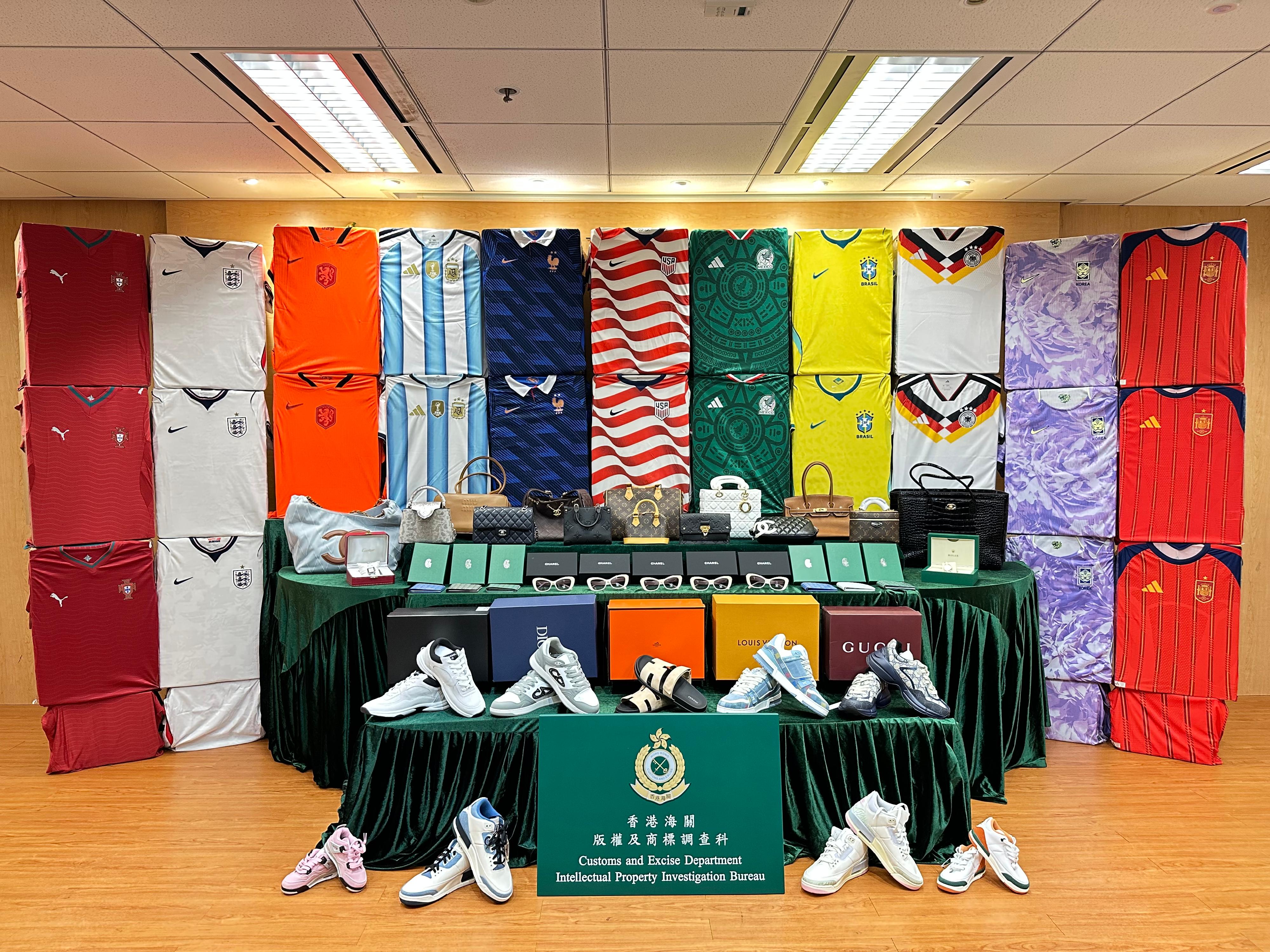 香港海关于六月二十四日在港珠澳大桥香港口岸检获约六千三百件怀疑冒牌货物，估计市值约三百一十万元。图示检获的怀疑冒牌货物，包括球衣、手袋和鞋具。