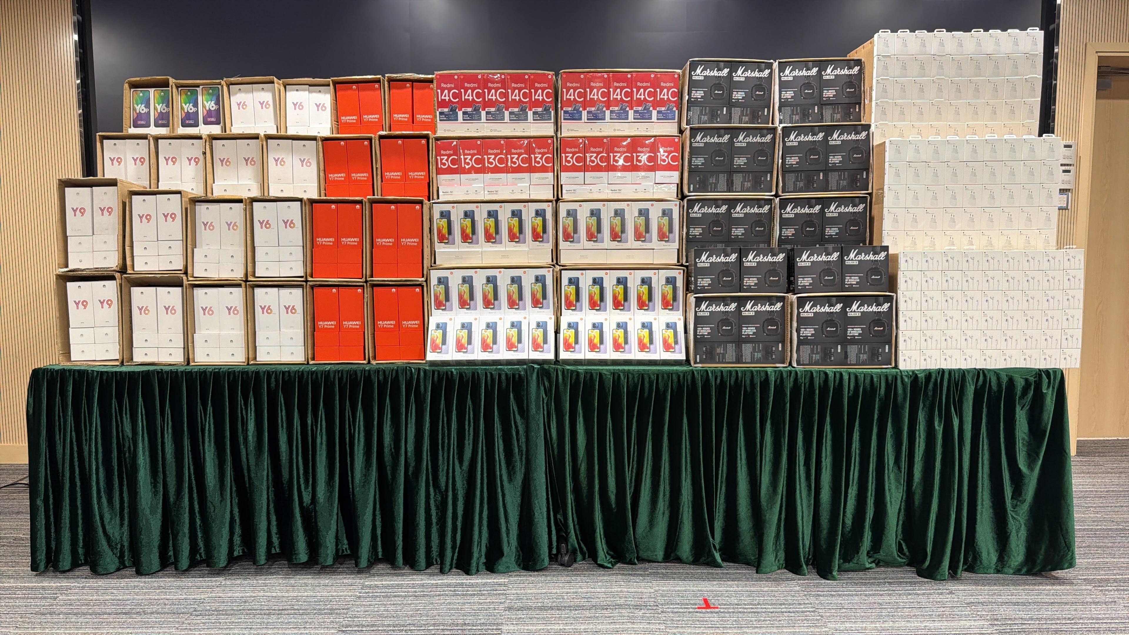 香港海关严厉打击假冒品牌 侦破网上售卖冒牌手机及其他电子产品案件(图1) 香港海关七月七日展开特别执法行动,侦破一宗贸易公司透过网上售卖冒牌手机及其他电子产品案件,检获共约五千四百件怀疑冒牌物品,估计市值共约六百万元。图示部分检获的怀疑冒牌货物。
