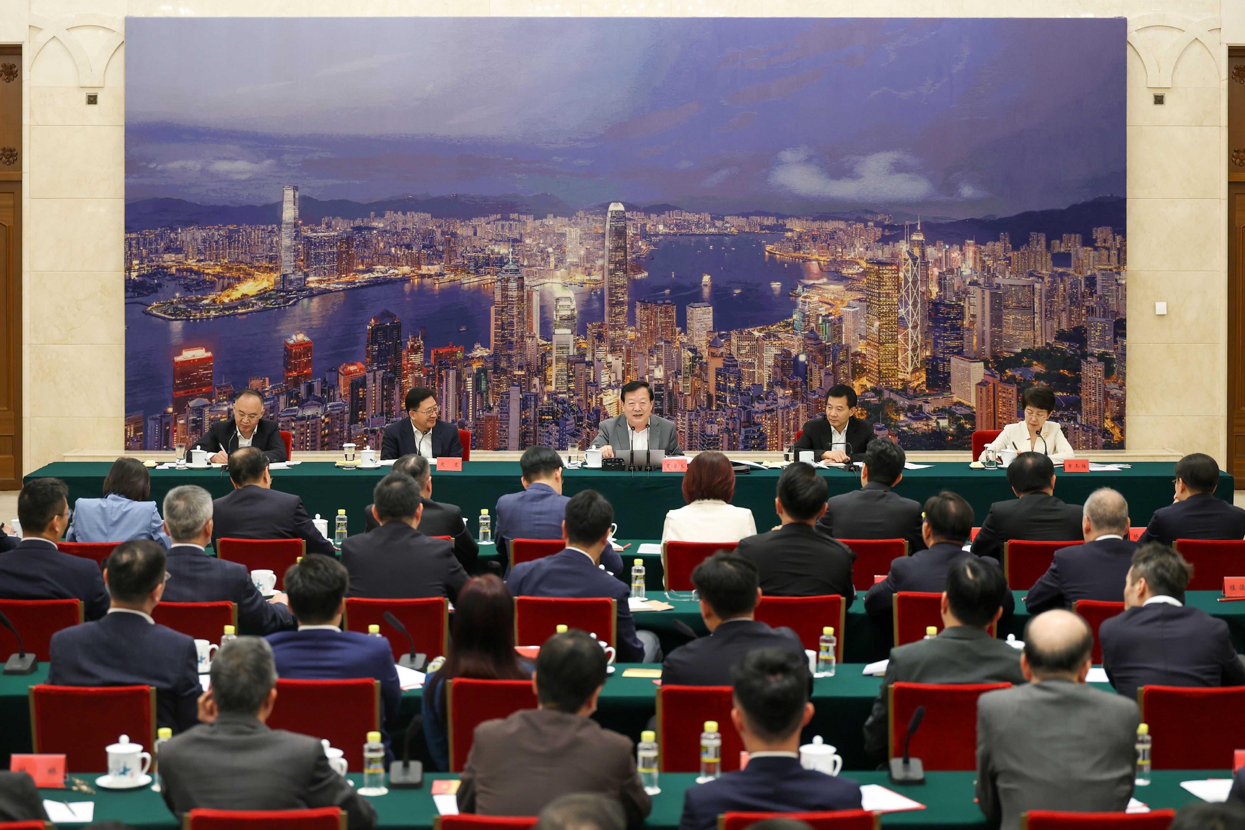 香港特区立法会议员首次集体赴京学习|“国家事务研修考察团”连日在北京深入进行专题研修、考察等活动(图5) 香港特区立法会议员首次集体赴京学习|“国家事务研修考察团”连日在北京深入进行专题研修、考察等活动(图5)