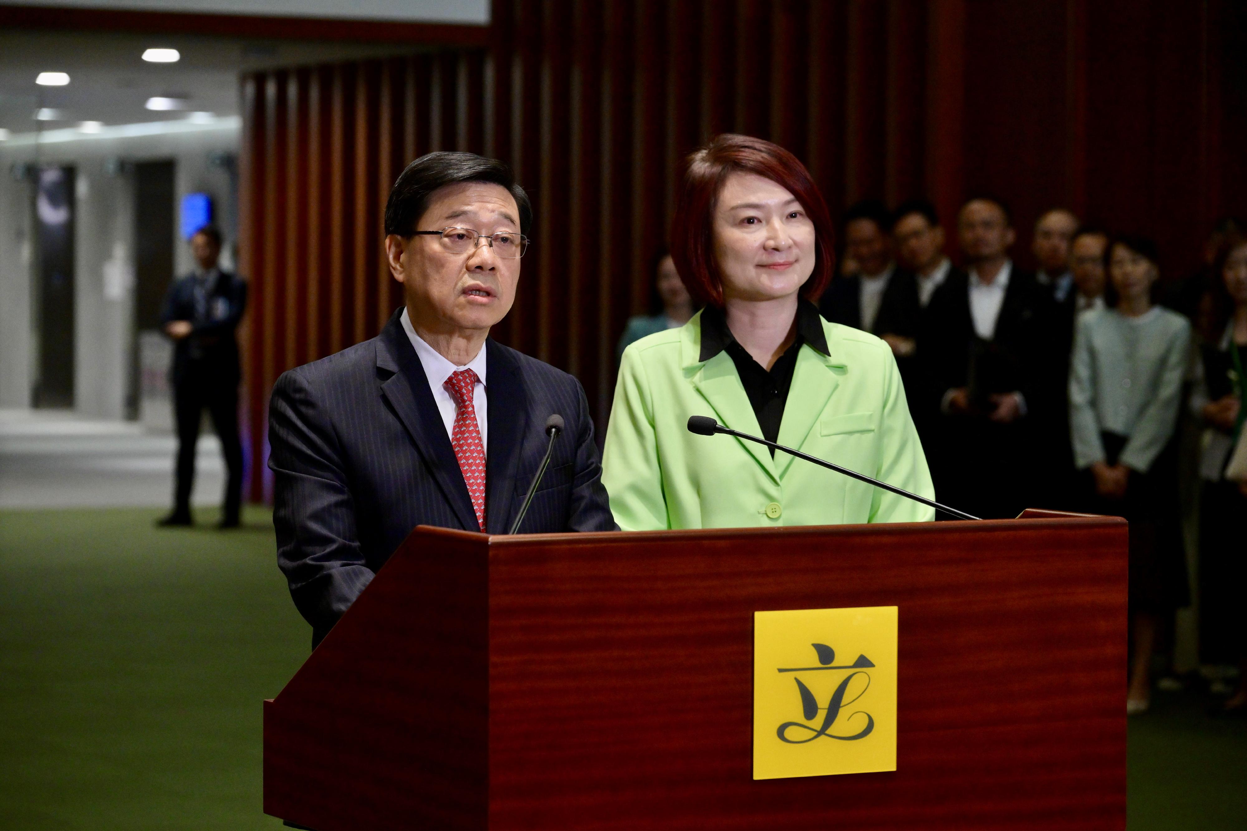 无议事规则束缚 以深度共识优化香港治理——全体立法会议员结束北京国家事务研修考察后行政长官举办议员交流会(图1) 行政長官李家超(左)今日(七月二十八日),聯同立法會主席李慧琼(右)出席在立法會舉行的行政長官與立法會議員對談交流會後會見傳媒。