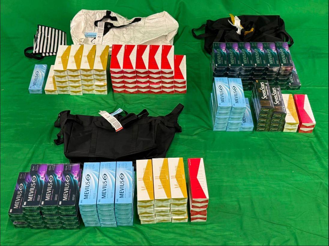 一内地入境游客因进口未缴税香烟被监禁6个月并处罚金(图1) 一名入境男旅客因進口未完稅香煙及未有向海關人員作出申報,違反《應課稅品條例》(《條例》),今日(八月六日)在西九龍裁判法院被判處監禁六個月及罰款二千元。圖示檢獲的未完稅香煙。