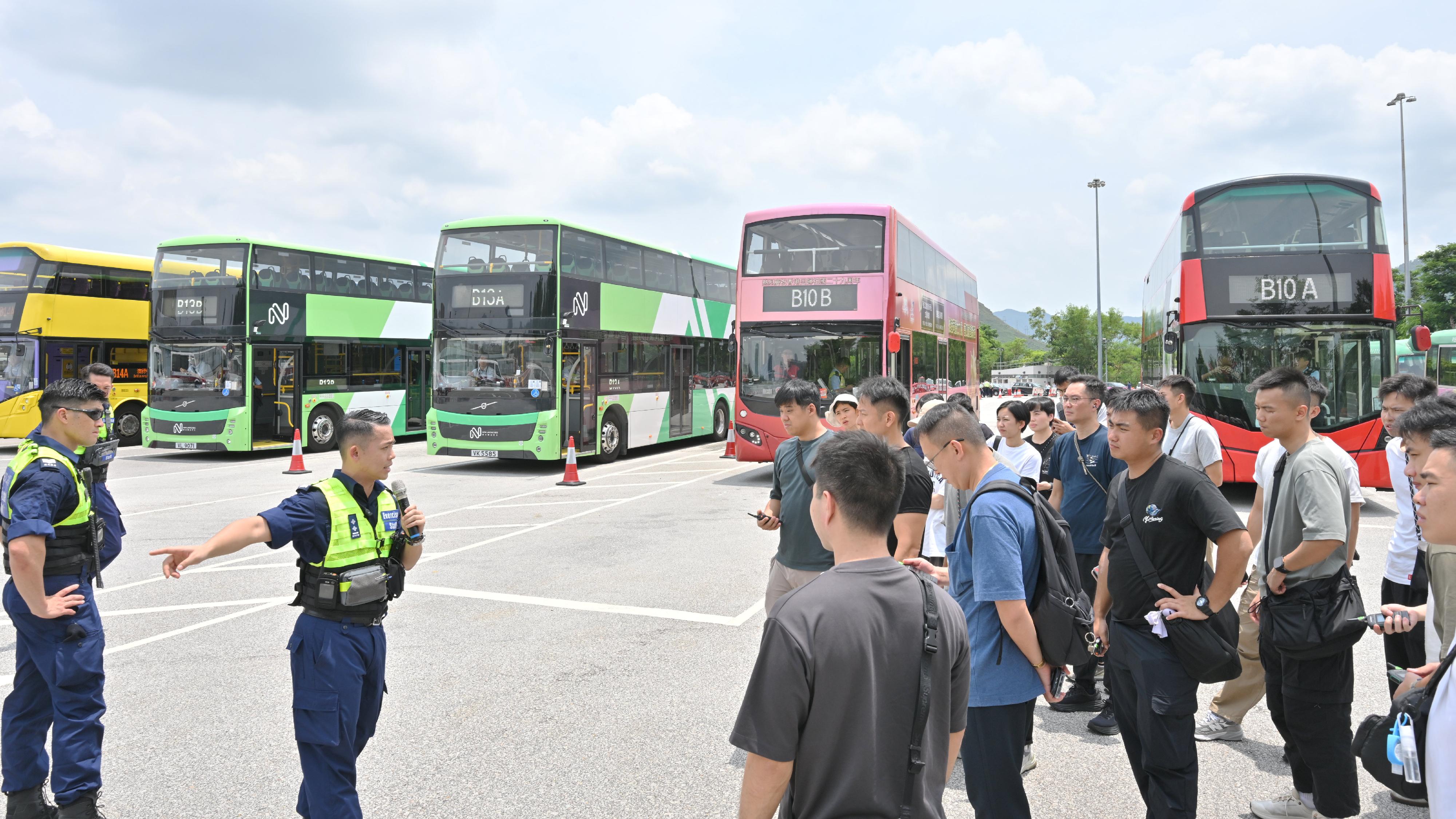 皇岗口岸港方口岸区举行首次大型演练(图1) 香港特别行政区政府今日(八月十三日)于皇岗口岸港方口岸区举行大型演练,为日后口岸正式开通作好准备。图示警务人员于北行车辆停候处指示不同公共交通工具进入联检大楼。