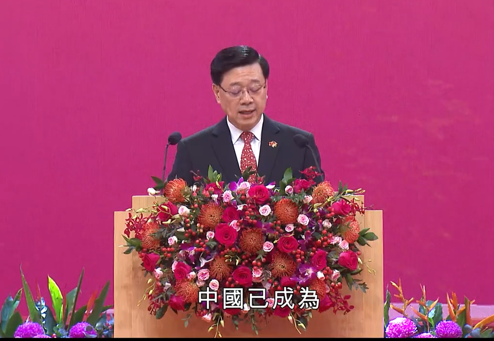 特区首个五年规划落地启新程 李家超国庆酒会号召:借力国家机遇 筑牢香港独特优势谱写发展新篇(图1) 屏幕截图 2026-10-01 174622.png