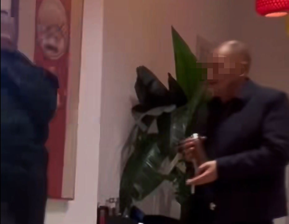 河南周口城乡一体化示范区许湾街道办一新当选干部被指办宴席喝名酒,现场画面曝光 (图3) /uploads/user/41/allimg/20260619/41-260619191KC02.png